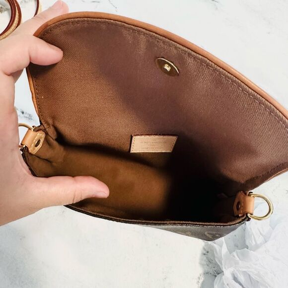 Louis Vuitton Friendly Pochette - Picture 11 of 13